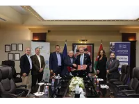 اتفاقية بين عمّان الأهلية ونادي السيارات الملكي لتعزيز التدريب العملي لطلبة الضيافة والسياحة وقّعت جامعة عمّان الأهلية ونادي السيارات الملكي الأردني اتفاقية تعاون تهدف إلى تعزيز الشراكة بين الجانبين في مجال التدريب العملي، بما يسهم في تأهيل طلبة كلية إدارة الضيافة والسياحة، وصقل مهاراتهم المهنية، وإعدادهم لدخول سوق العمل وفق أحدث المعايير المعتمدة في قطاع الضيافة والسياحة.  ووقّع الاتفاقية عن جامعة عمّان الأهلية القائم بأعمال رئيس الجامعة الأستاذ الدكتور أحمد حمدان، فيما وقّعها عن نادي السيارات الملكي الأردني رئيس مجلس الإدارة السيد وليد صالح زكي، بحضور كل من المدير العام السيد خلدون علاوي، ومدير الشؤون الإدارية السيد علاء شحادة، ومن شؤون الموظفين السيدة اية سنقرط ، كما حضر من جانب الجامعة عميد كلية إدارة الضيافة والسياحة الدكتور حازم المومني، والمدير التنفيذي في كلية إدارة الضيافة والسياحة الشيف جيهان سهاونة،  وأكد الأستاذ الدكتور أحمد حمدان أن هذه الاتفاقية تجسد رؤية جامعة عمّان الأهلية في بناء شراكات فاعلة مع مؤسسات القطاعين العام والخاص، بما ينعكس إيجاباً على جودة مخرجات التعليم، مشيراً إلى أن الجامعة تضع التدريب العملي في مقدمة أولوياتها باعتباره ركيزة أساسية لإعداد خريجين يمتلكون الكفاءة والخبرة العملية التي تلبي احتياجات سوق العمل. من جانبه، أعرب رئيس مجلس إدارة نادي السيارات الملكي الأردني السيد وليد صالح زكي عن اعتزازه بالتعاون مع جامعة عمّان الأهلية، مؤكداً أن النادي يولي أهمية كبيرة لدعم الشباب وتأهيلهم مهنياً، وأن هذه الاتفاقية تمثل خطوة مهمة نحو توفير بيئة تدريبية احترافية تتيح للطلبة فرصة الاحتكاك المباشر ببيئة العمل واكتساب الخبرات العملية وفق أفضل الممارسات العالمية في قطاع الضيافة. وتنص الاتفاقية على استقبال طلبة الجامعة للتدريب العملي داخل مرافق نادي السيارات الملكي الأردني ضمن برنامج تدريبي متخصص يغطي مجالات الضيافة وفنون الطهي وإدارة المطاعم والخدمات الفندقية، بما يتيح لهم تطبيق المعارف الأكاديمية في بيئة عمل حقيقية، إلى جانب المشاركة في برامج ودورات عملية تسهم في تطوير مهاراتهم المهنية والشخصية، بما يتوافق مع متطلبات الخطط الدراسية واحتياجات سوق العمل.