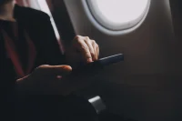 حرب صامتة في الاجواء الامريكية.. لماذا يسعى المشرعون لمنع المكالمات الهاتفية داخل الطائرات؟