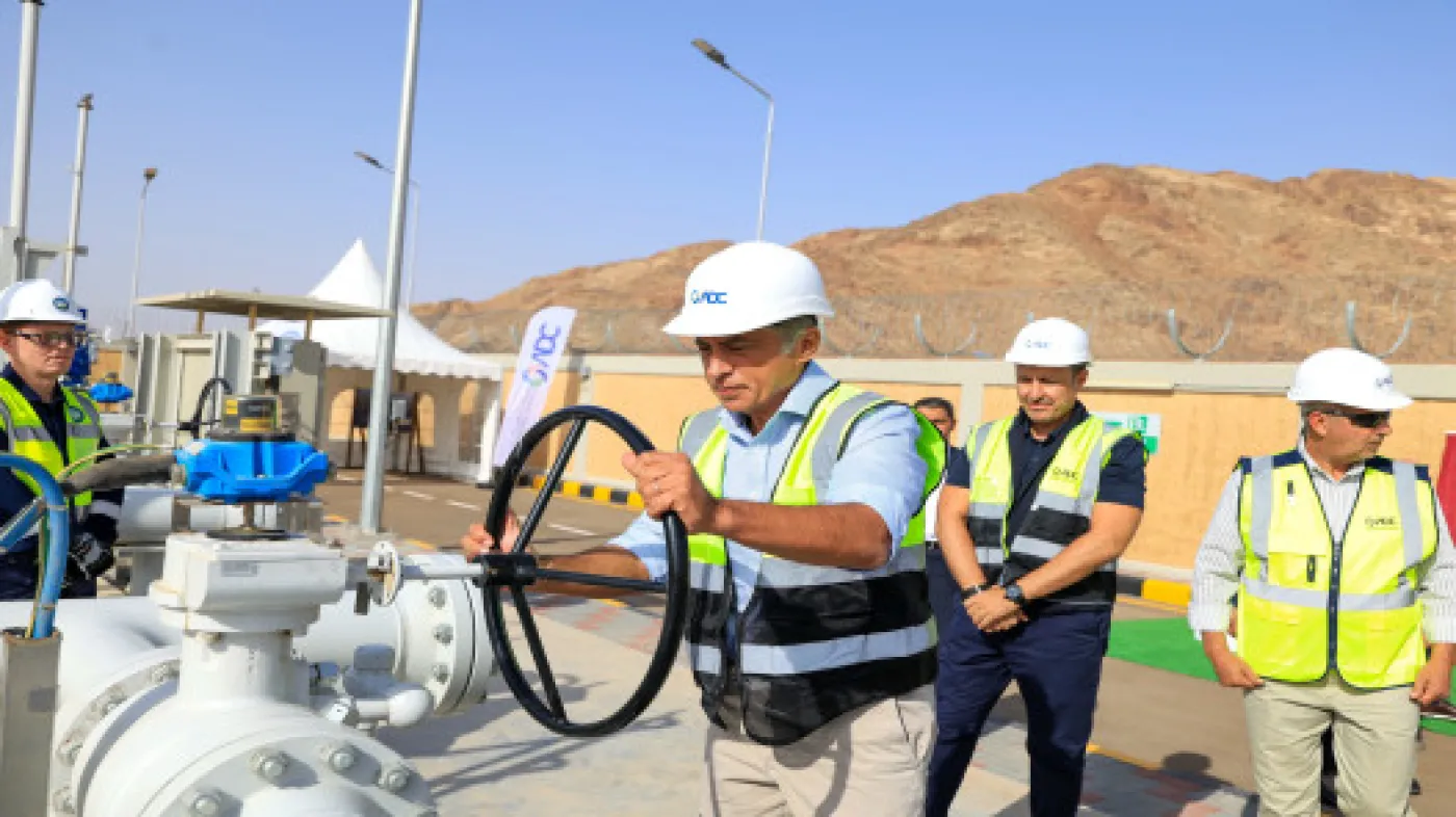 رئيس الوزراء يفتتح محطتي الغاز الطبيعي في القويرة والمجمع الصناعي بالعقبة