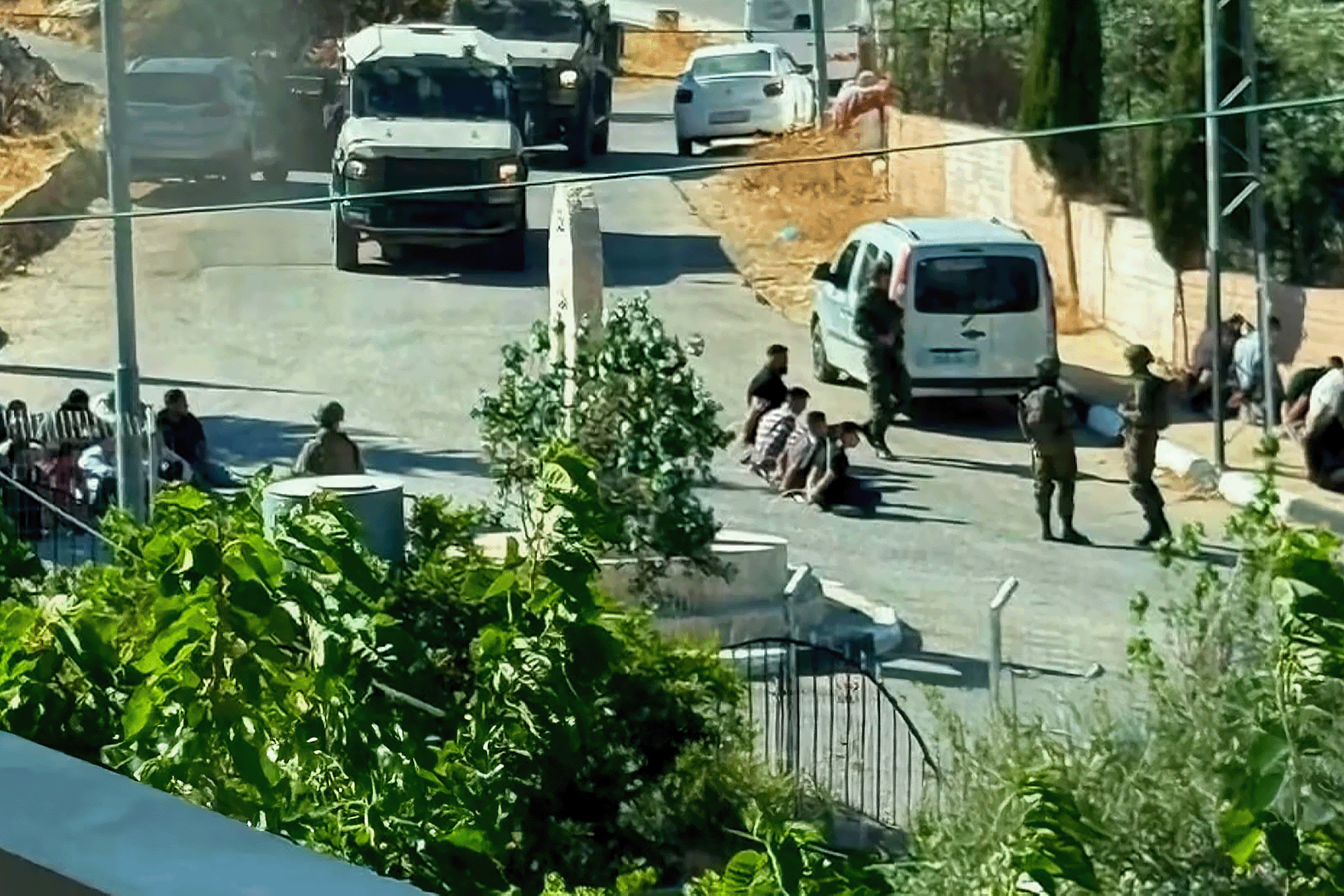 جحيم مزدوج في الضفة الغربية.. الفلسطينيون يواجهون تغول المستوطنين وقبضة الاحتلال