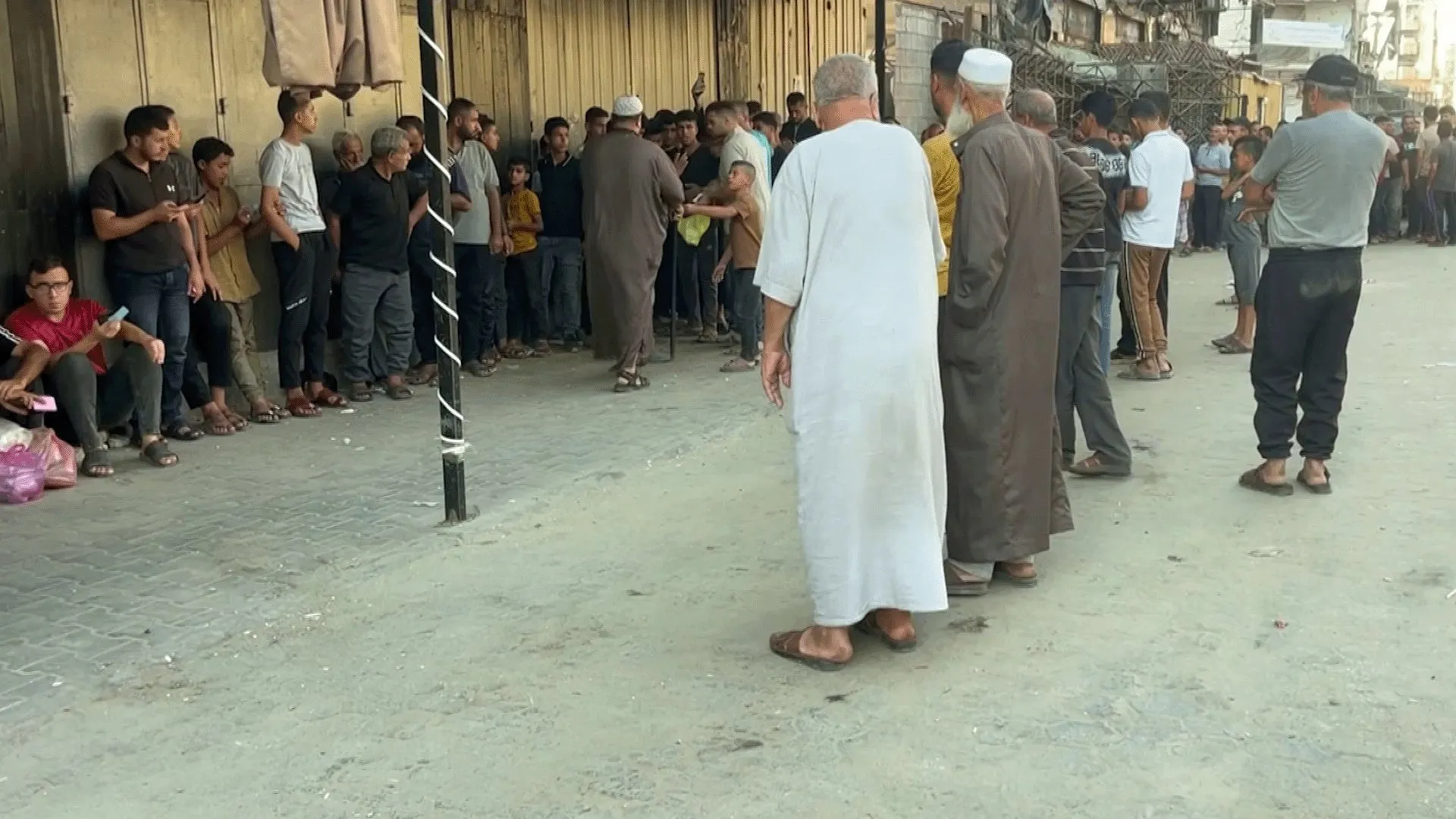 معاناة الحصول على رغيف الخبز في غزة تتفاقم وسط طوابير لا تنتهي