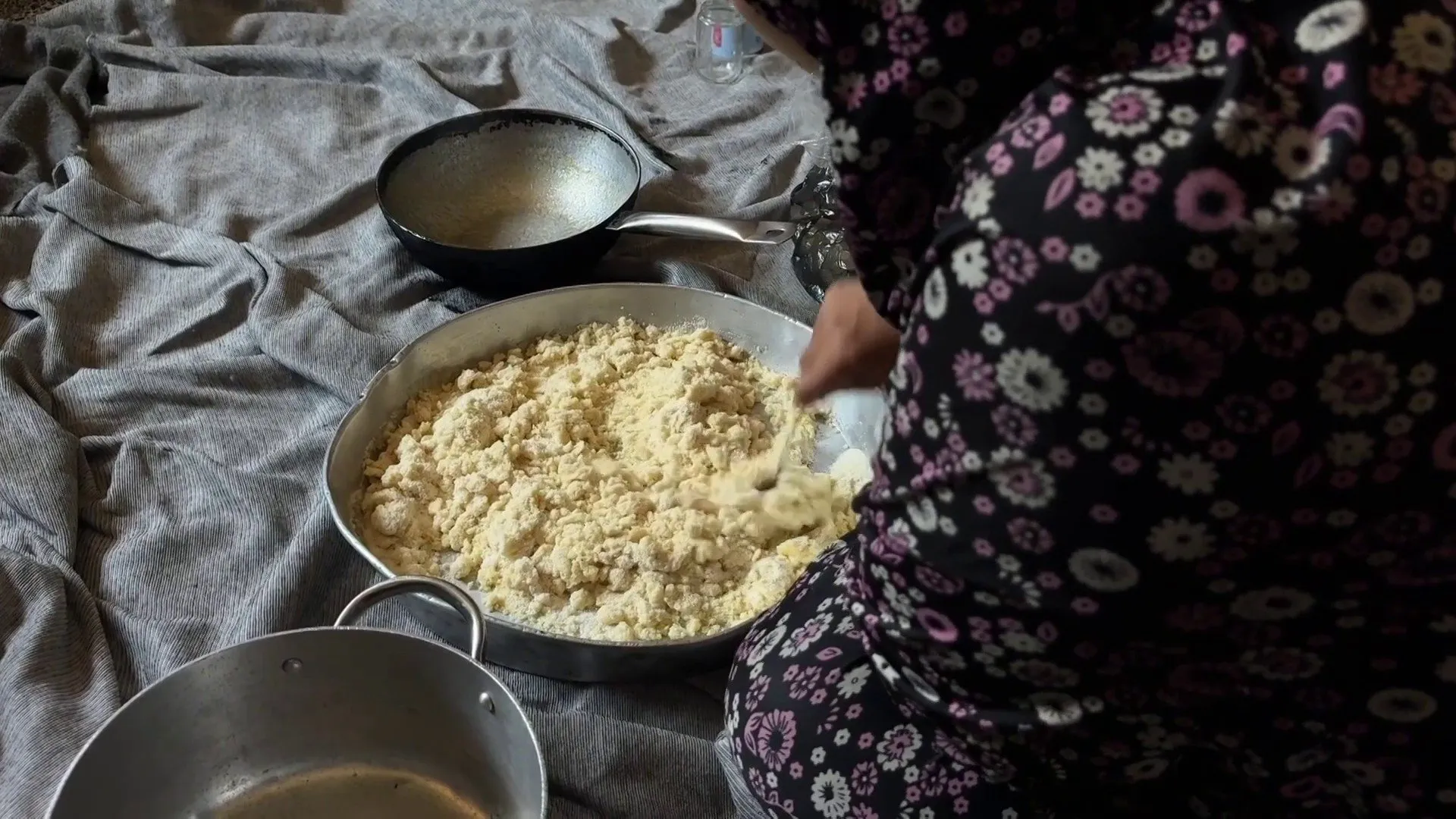 نوال صيام تحول النزوح في غزة الى مشروع انتاجي لادارة شؤون عائلتها