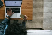 التسويق بالتخصيص الفائق.. كيف تسبق الخوارزميات رغباتك وتسيطر على قرارك الشرائي؟