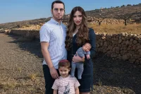 صحفي اسرائيلي يسلح عائلته لاغتصاب اراضي الفلسطينيين في غور الاردن