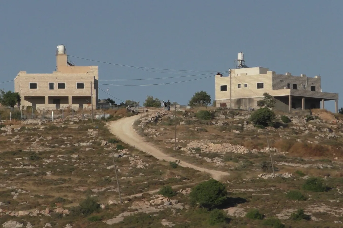 حصار استيطاني خانق يغلق ابواب الحياة امام عائلة فلسطينية في نابلس