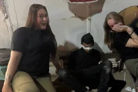 فضيحة اخلاقية تلاحق مجندة اسرائيلية بعد نشر صور تنكيل بمعتقل فلسطيني