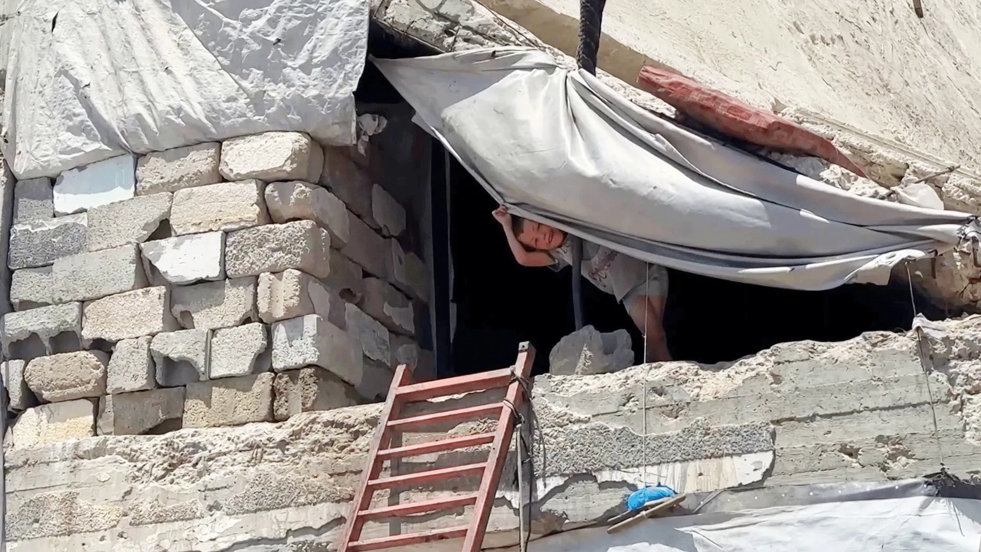 جحيم فوق الركام.. عائلات غزة تواجه الموت في منازل آيلة للسقوط