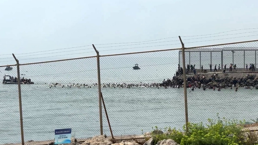 مأساة انسانية على حدود سبتة بعد تدفق مئات المهاجرين واسبانيا تستنفر قواتها