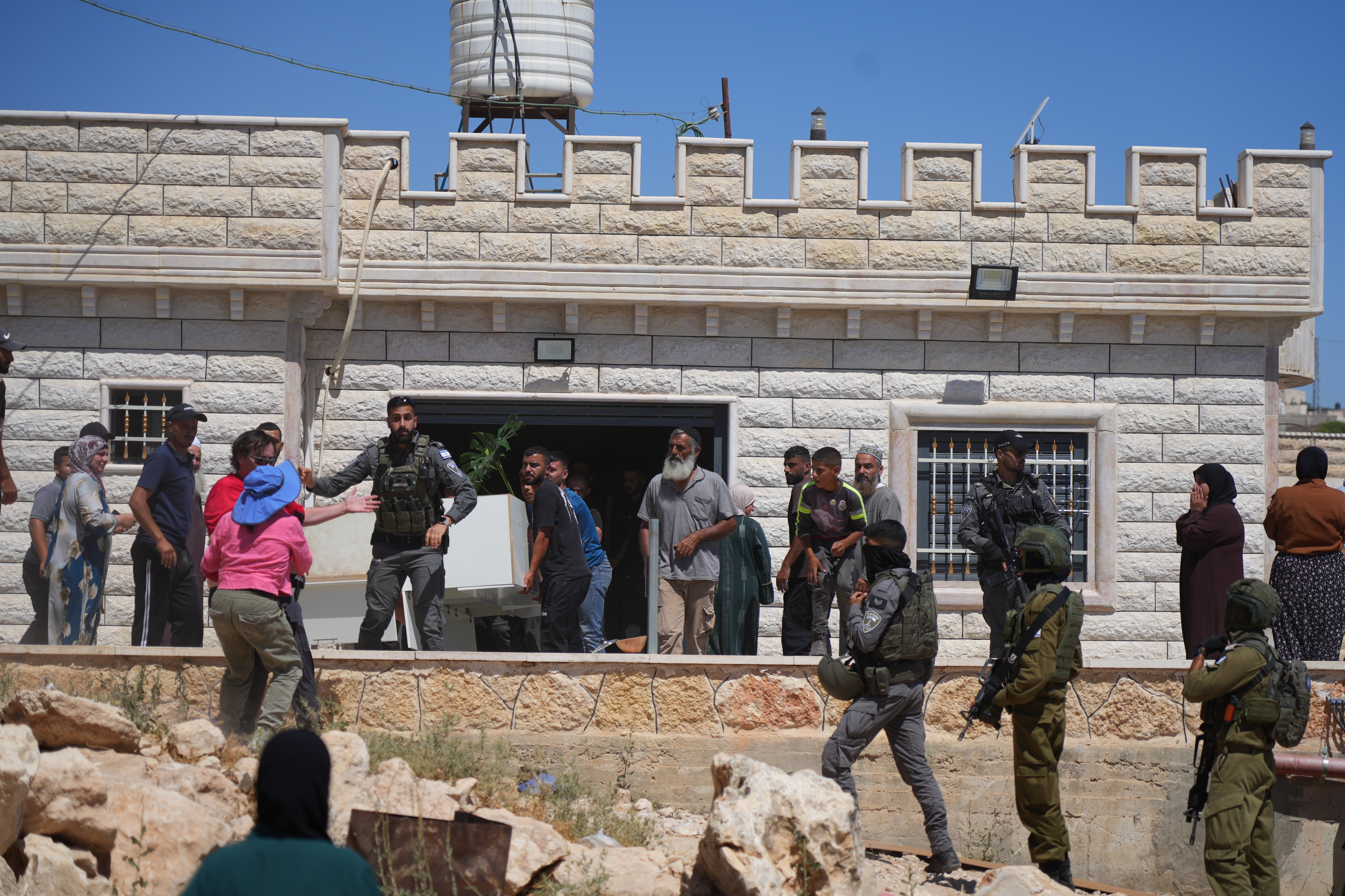 مأساة في يطا.. جرافات الاحتلال تسوي منزلا فلسطينيا بالارض وتشريد عائلتين