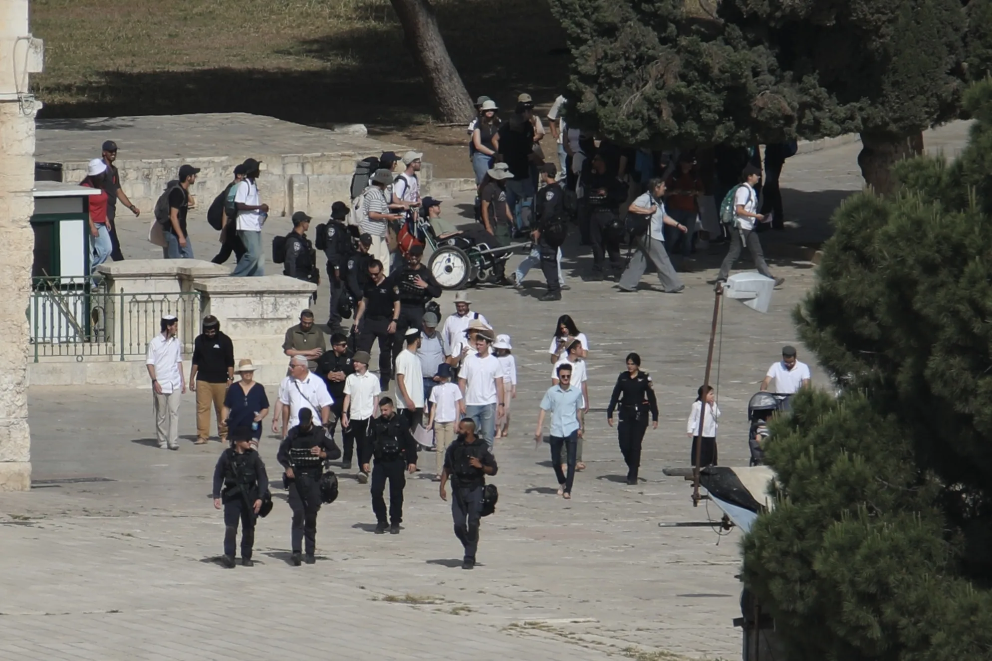 تصعيد في القدس: اقتحام الاقصى وتوغل يميني يستهدف مدارس الايتام