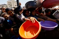 حقيقة القاء لحوم المساعدات في الشوارع وتزييف الروايات حول غزة