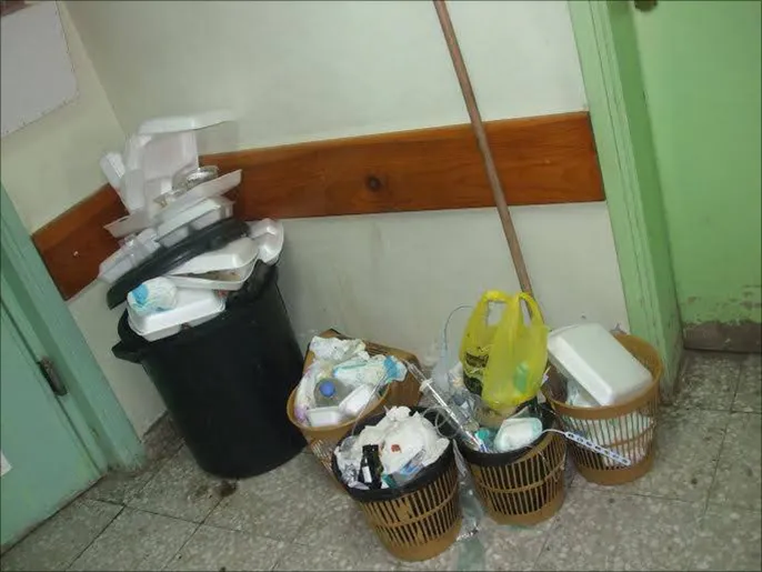 كارثة بيئية صامتة تفتك بالنازحين في غزة جراء تراكم النفايات الطبية