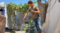 معجزة رملية في غزة.. كيف تحولت خيمة نازح إلى مصدر مياه ومزرعة خضراء
