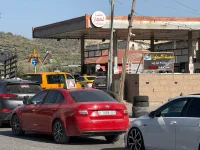 طوابير المحروقات في الضفة الغربية: لماذا يغيب الوقود ومن يتحكم في الازمة؟