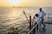 مصير غامض لآلاف البحارة المحتجزين في سجون عائمة بمضيق هرمز