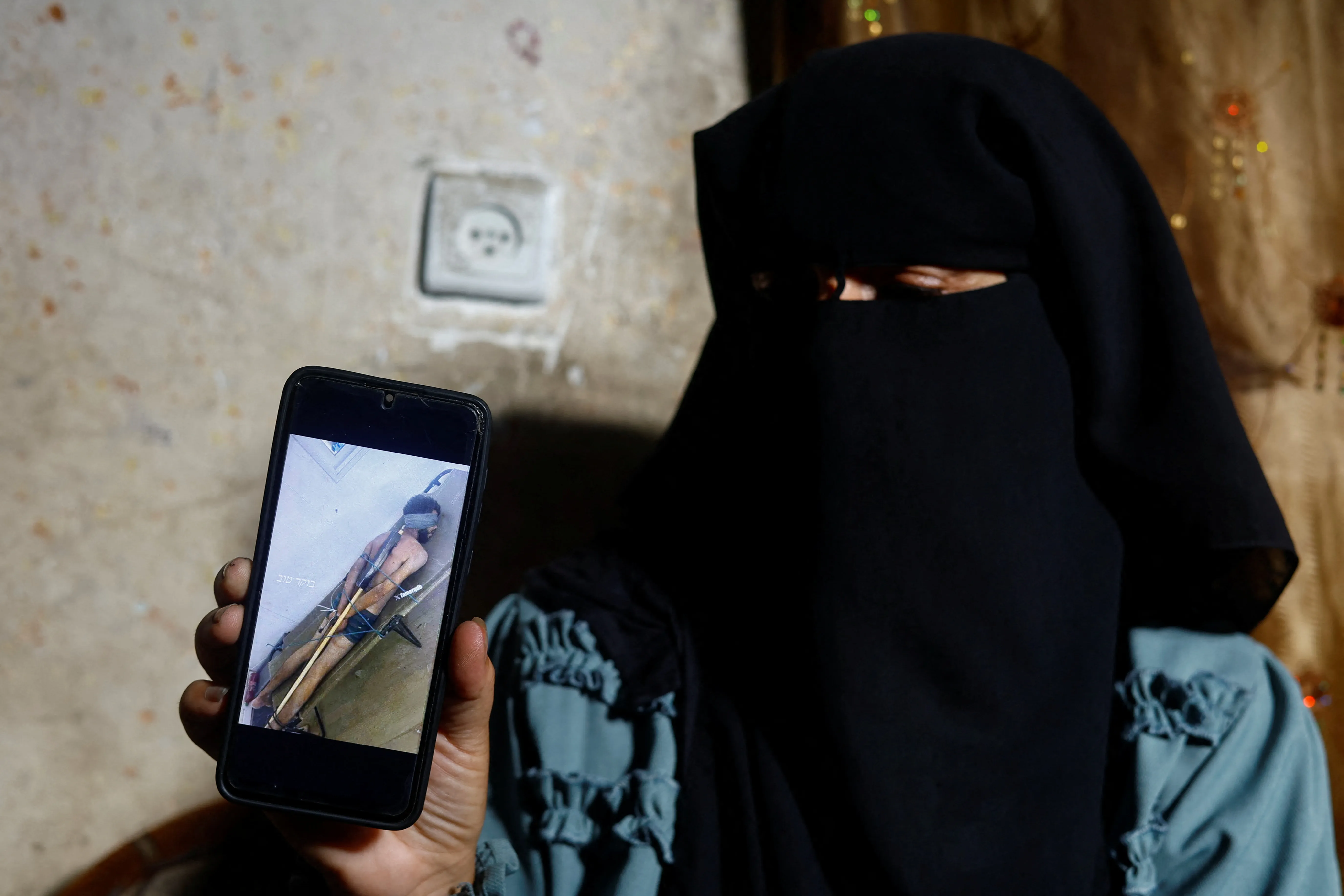 صورة اسير غزة تثير جدلا واسعا بين امهات يبحثن عن ابنائهن المفقودين