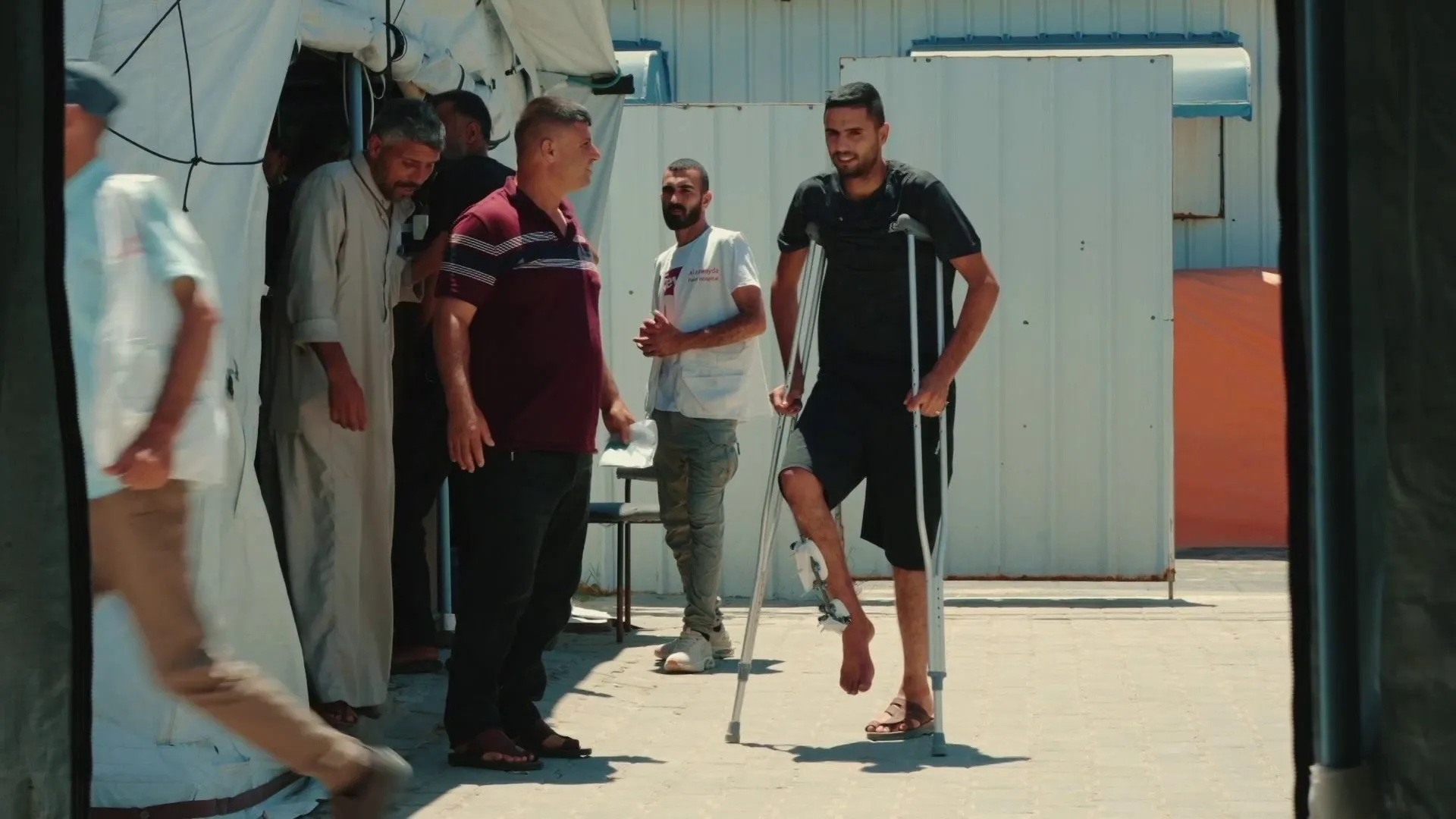 ابتكار الجبائر البلاستيكية في غزة يمنع بتر أطراف المصابين