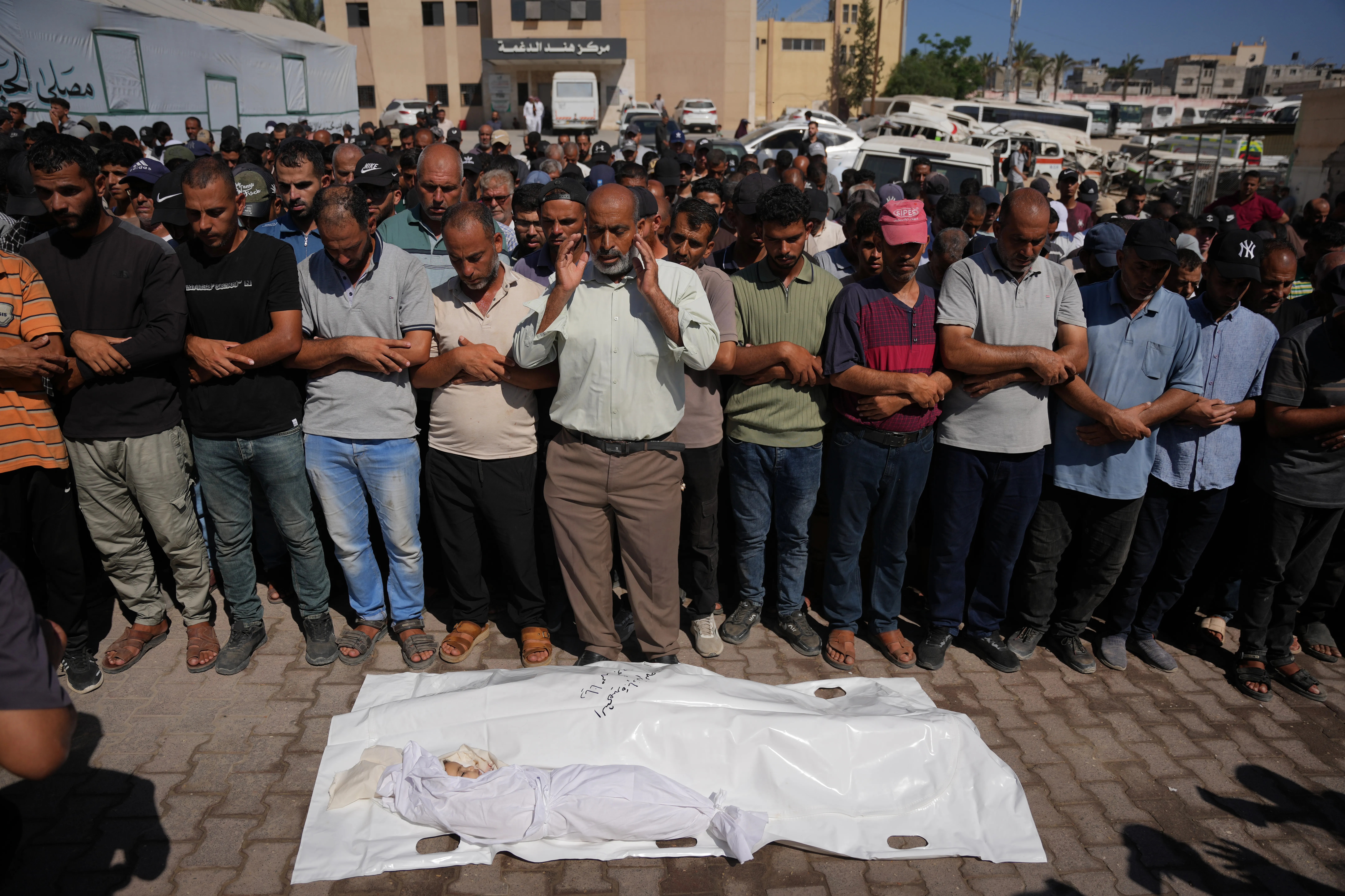 ماساة غزة تتفاقم مع نفاد الاكفان وامتلاء المقابر تحت القصف المستمر