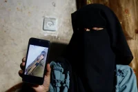 صورة اسير غزة تثير جدلا واسعا بين امهات يبحثن عن ابنائهن المفقودين