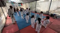 من قلب الركام.. مدرب غزي يحول خيمة النزوح الى ساحة لتعليم الكاراتيه