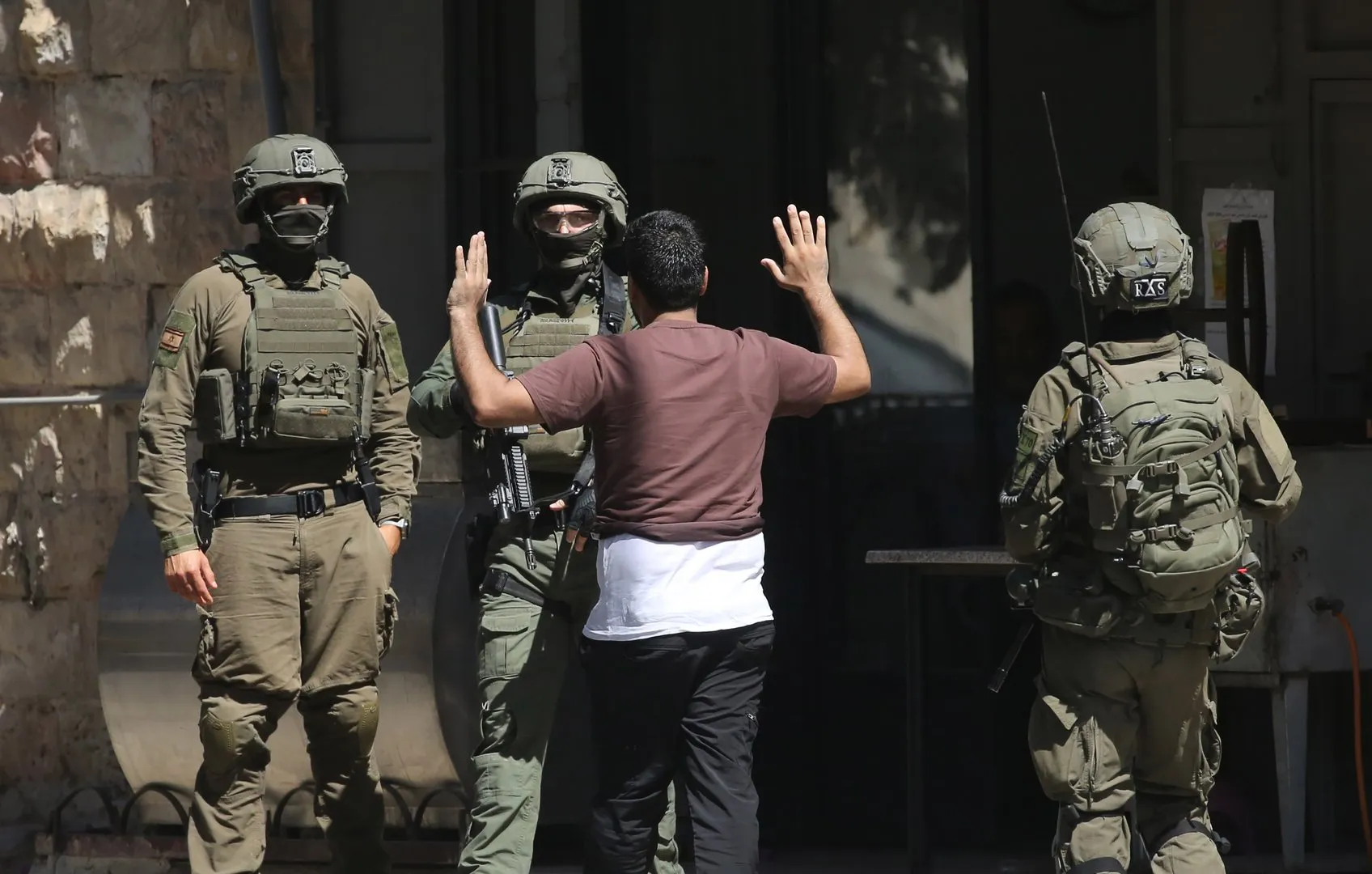 سيناريو الرعب في الضفة الغربية.. تنسيق ميداني بين المستوطنين وقوات الاحتلال لفرض واقع تهجيري جديد