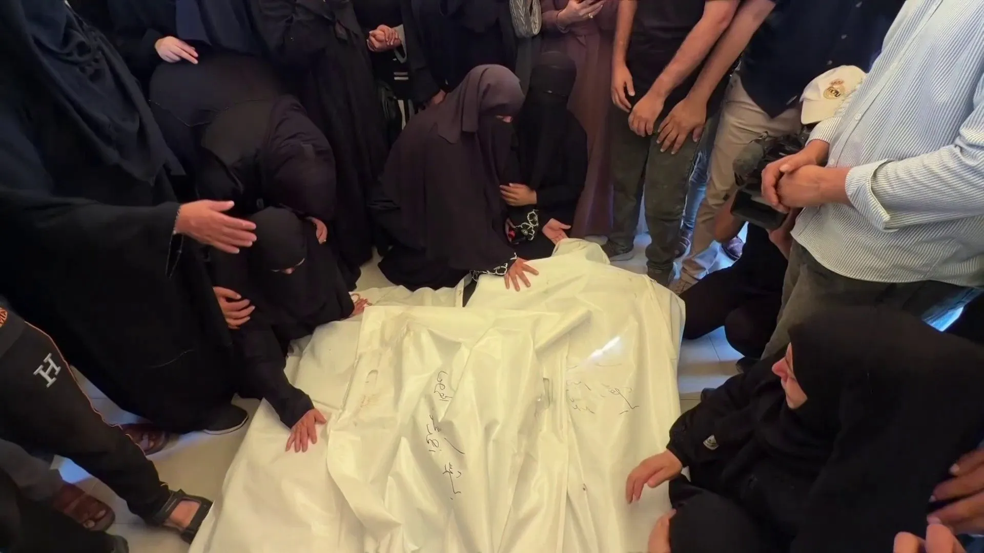 قصة ام فلسطينية تفقد عائلتها بالكامل تحت قصف غزة