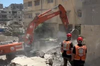 سباق مع الزمن في غزة.. الية واحدة تحاول انتشال الاف الشهداء من تحت الركام