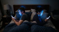 كيف يسرق هاتفك دفء علاقتك الزوجية ويؤثر على صحتك النفسية والبدنية؟