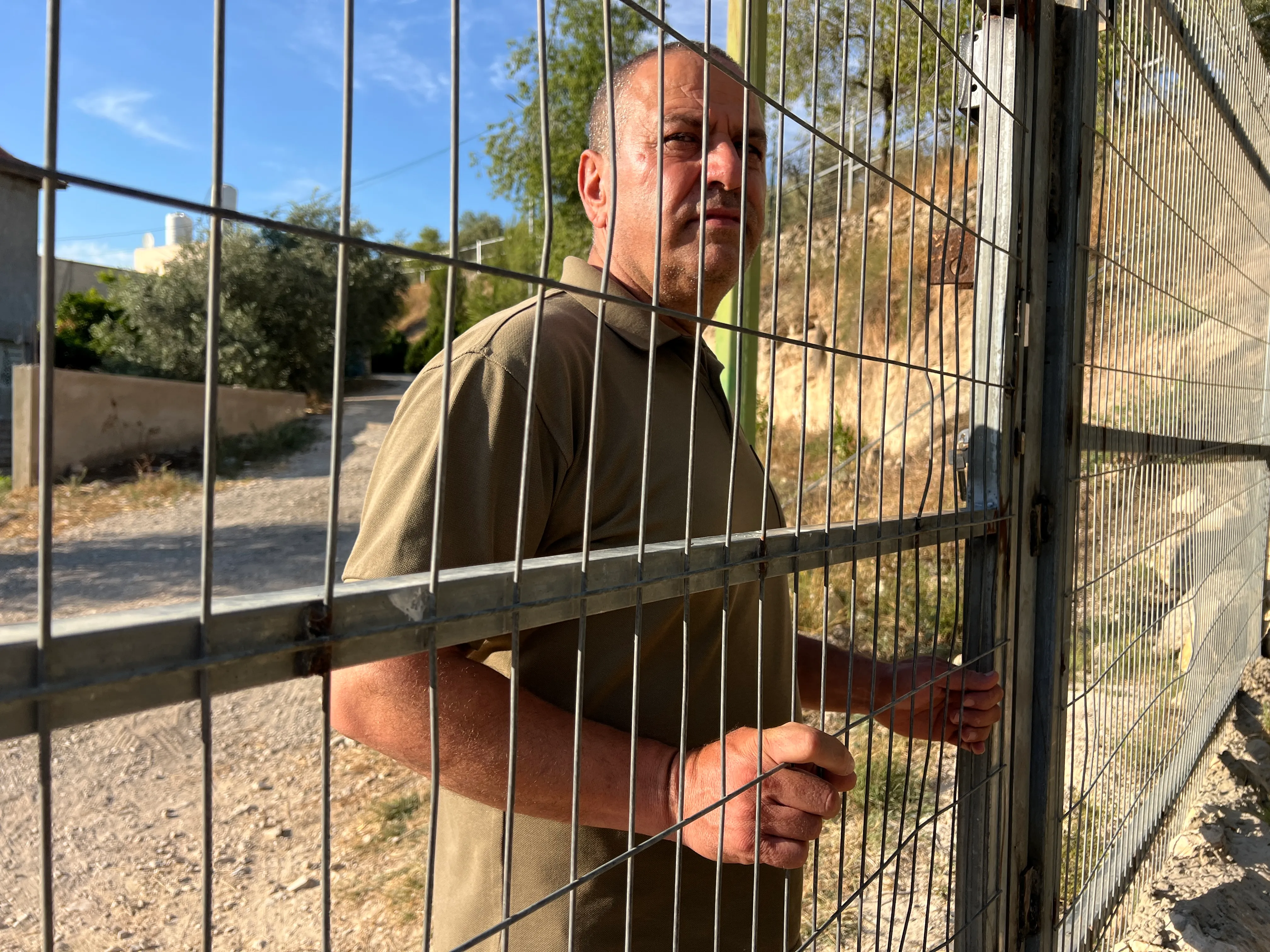 خلف الاسوار الحديدية.. فلسطيني يحصن منزله من بطش المستوطنين في نابلس