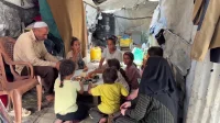 مأساة النزوح في غزة.. عائلات تفترش القبور في مواصي خان يونس