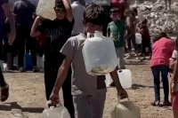 معاناة اطفال غزة في رحلة البحث عن قطرة ماء وسط الدمار