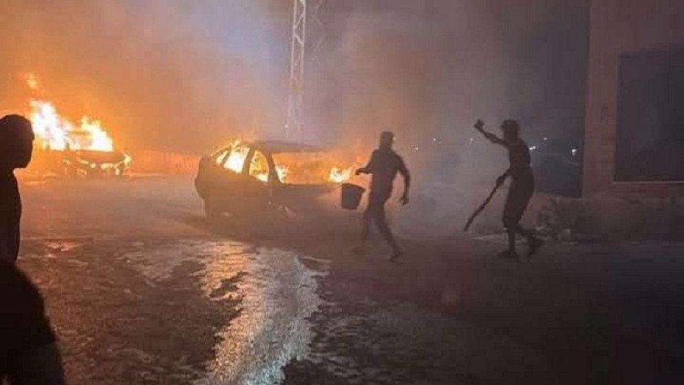تصعيد خطير في نابلس: مستوطنون يضرمون النار في مركبات ويخربون شبكات الكهرباء