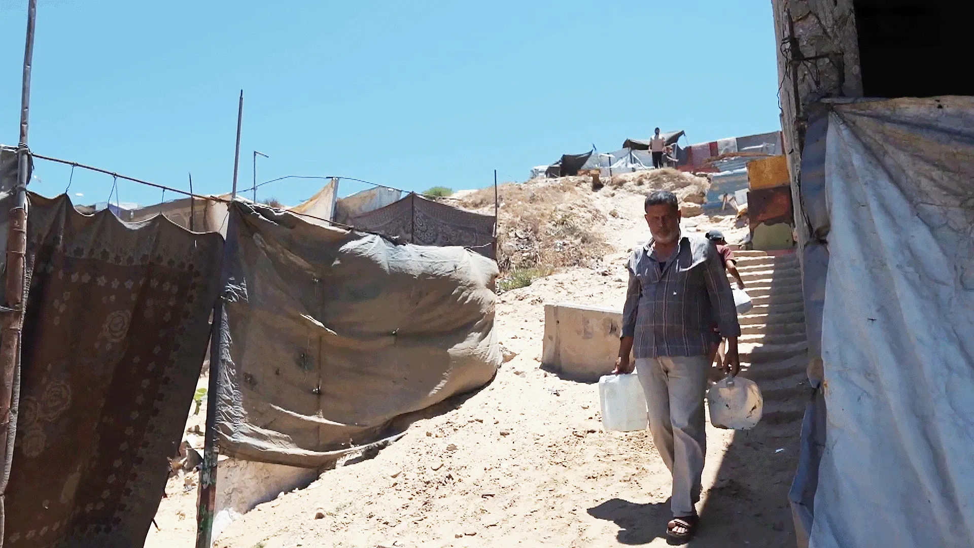 حرب العطش في غزة: كيف يفتك الجفاف والتلوث بحياة النازحين