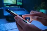 عادات يومية تدمر هاتفك الذكي دون ان تشعر.. احذر هذه الممارسات