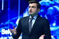 سلجوق بيرقدار يحذر من العبودية الرقمية ويدعو لسيادة تكنولوجية عالمية