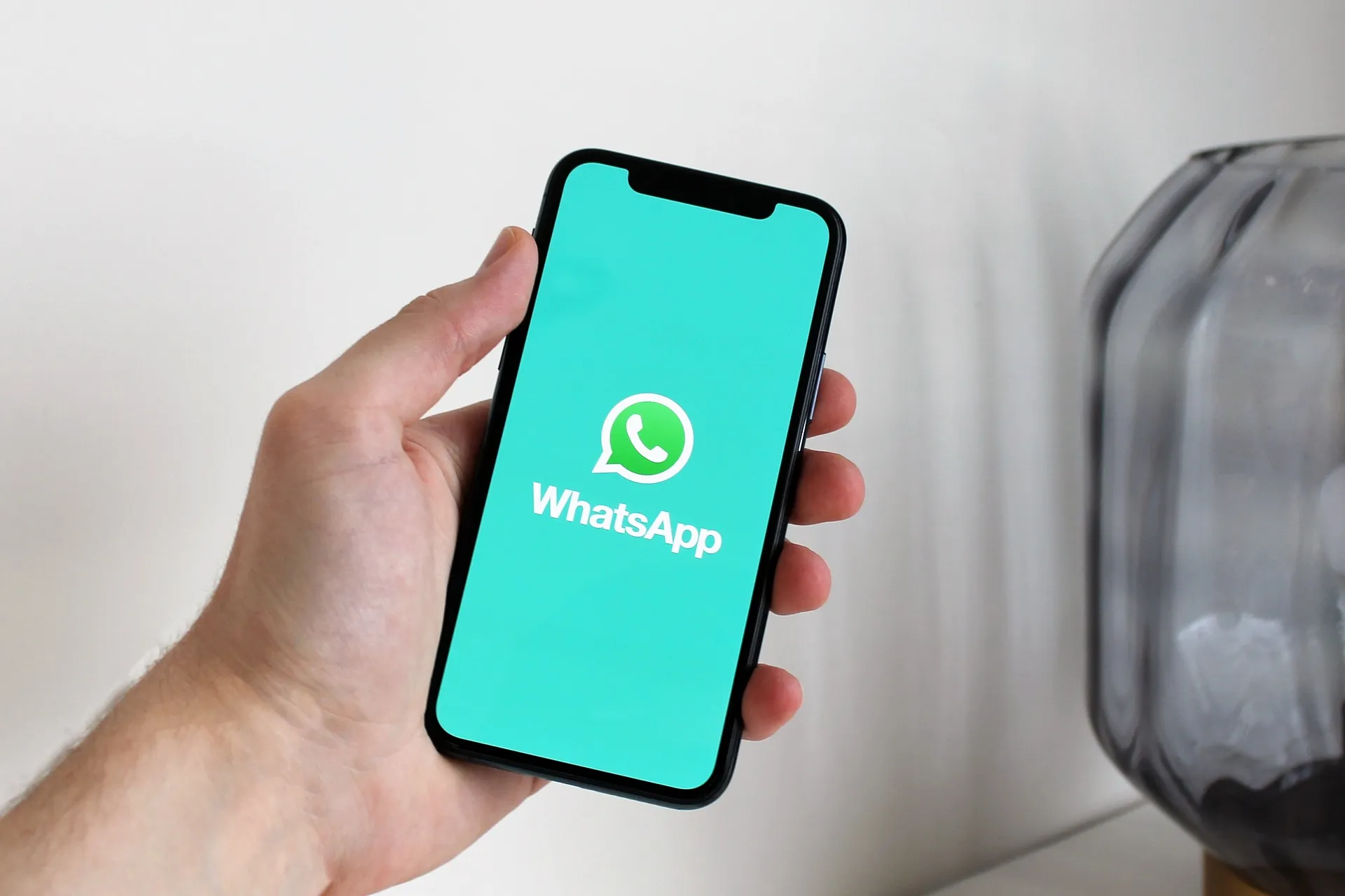 واتساب يسهل الوصول للرسائل القديمة عبر ميزة جديدة لمستخدمي آيفون