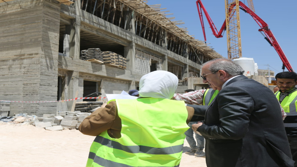 مشاريع تعليمية جديدة في عمان لتعزيز البيئة المدرسية للطالبات