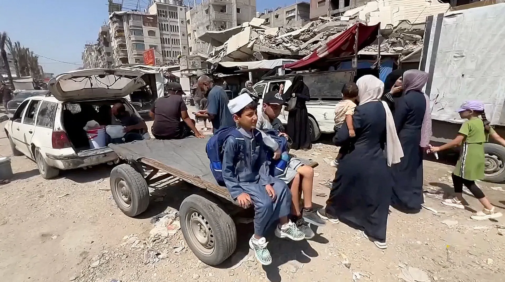 رحلة محفوفة بالمخاطر.. كيف يواجه سكان غزة تحديات التنقل اليومي للوصول لاعمالهم ومشافيهم؟