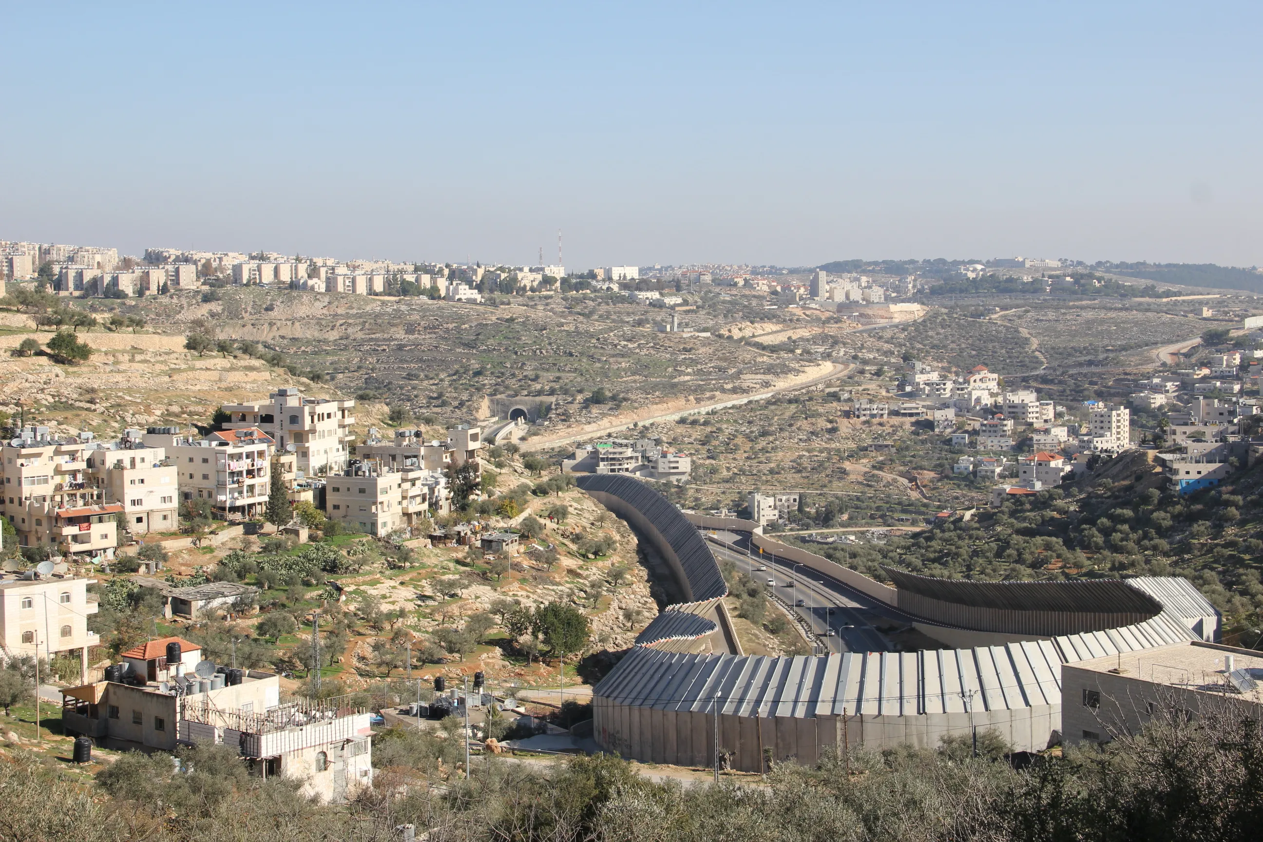 خنق القدس.. مخططات استيطانية جديدة تلتهم اراضي بيت جالا وتعزلها عن محيطها