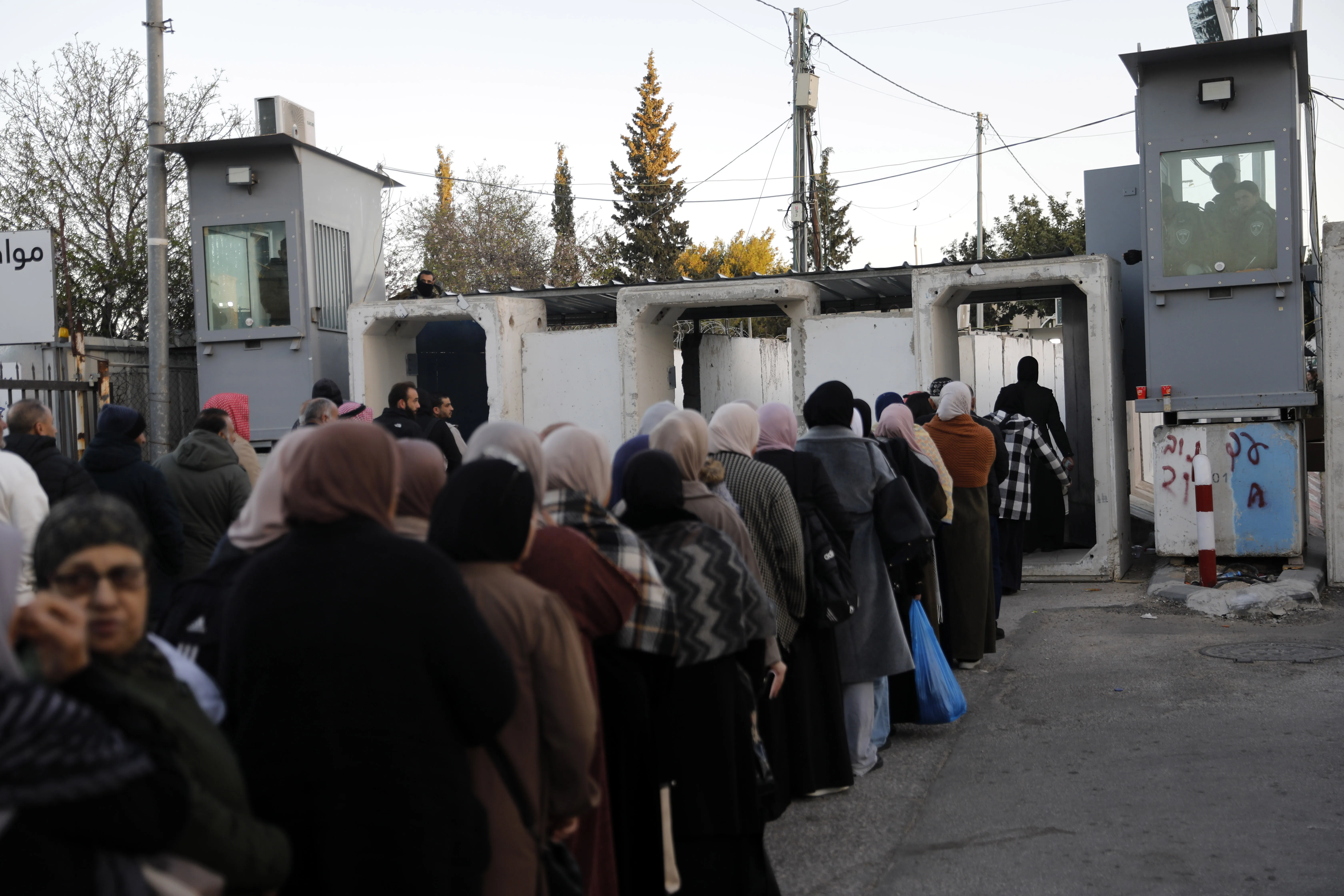 مأساة على الحواجز العسكرية وفاة جنين بسبب تعطيل سيارات الاسعاف بالضفة