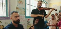 نغمات الامل في غزة: كيف تحارب الموسيقى اصوات القصف في مراكز الايواء