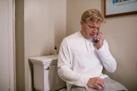 عادات خاطئة في الحمام تزيد فرص اصابتك بالبواسير: احذر هاتفك