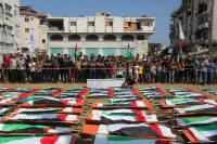 غزة تودع ضحايا مجزرة عائلتي ابو شريعة والحساينة في تشييع جماعي مهيب
