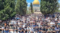 حشود غفيرة تتحدى القيود وتؤدي صلاة الجمعة في رحاب المسجد الاقصى