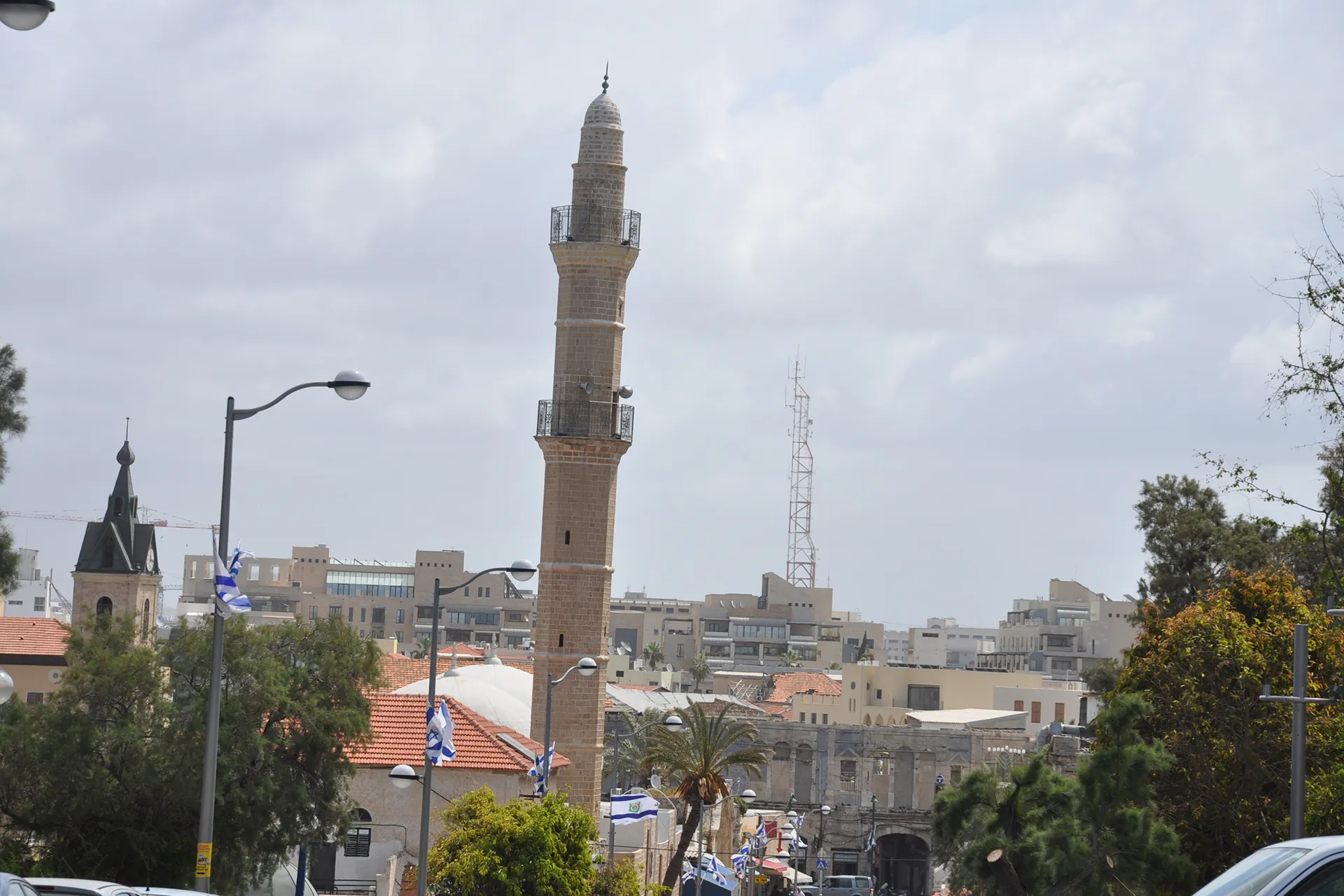 تحركات اسرائيلية لفرض قيود على الاذان ومطالبات دولية بوقف الحرب الدينية