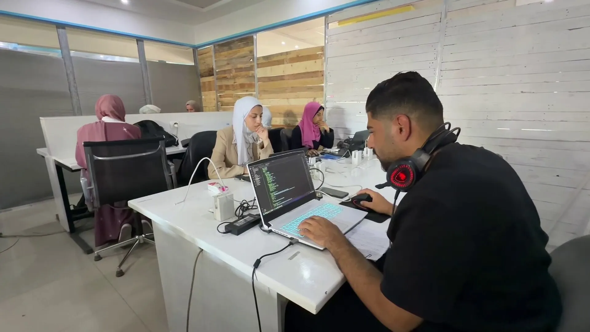 مبادرات شبابية في غزة تتحدى دمار الجامعات بمهارات العمل الرقمي