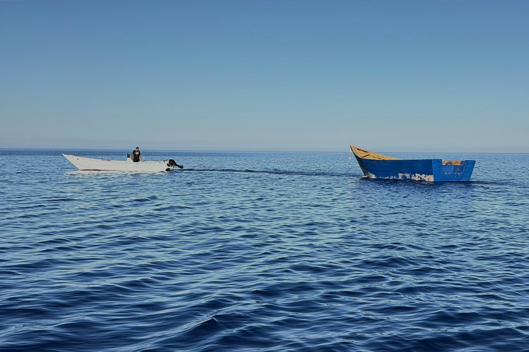 رحلة محفوفة بالمخاطر.. اب وابنه من غزة يقطعان بحر ايجه سباحة نحو اليونان