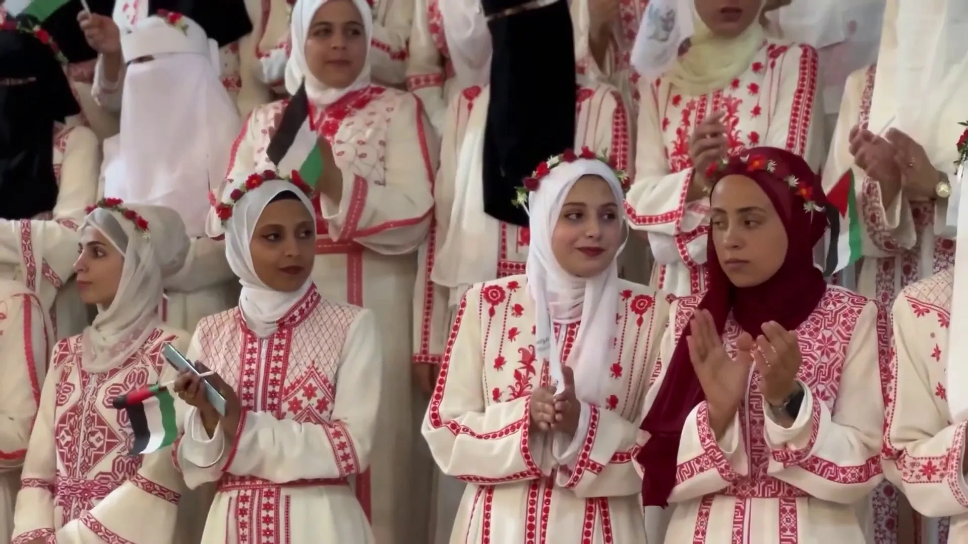 فرح وسط الركام: 150 عريسا وعروسا في اول زفاف جماعي شمال غزة