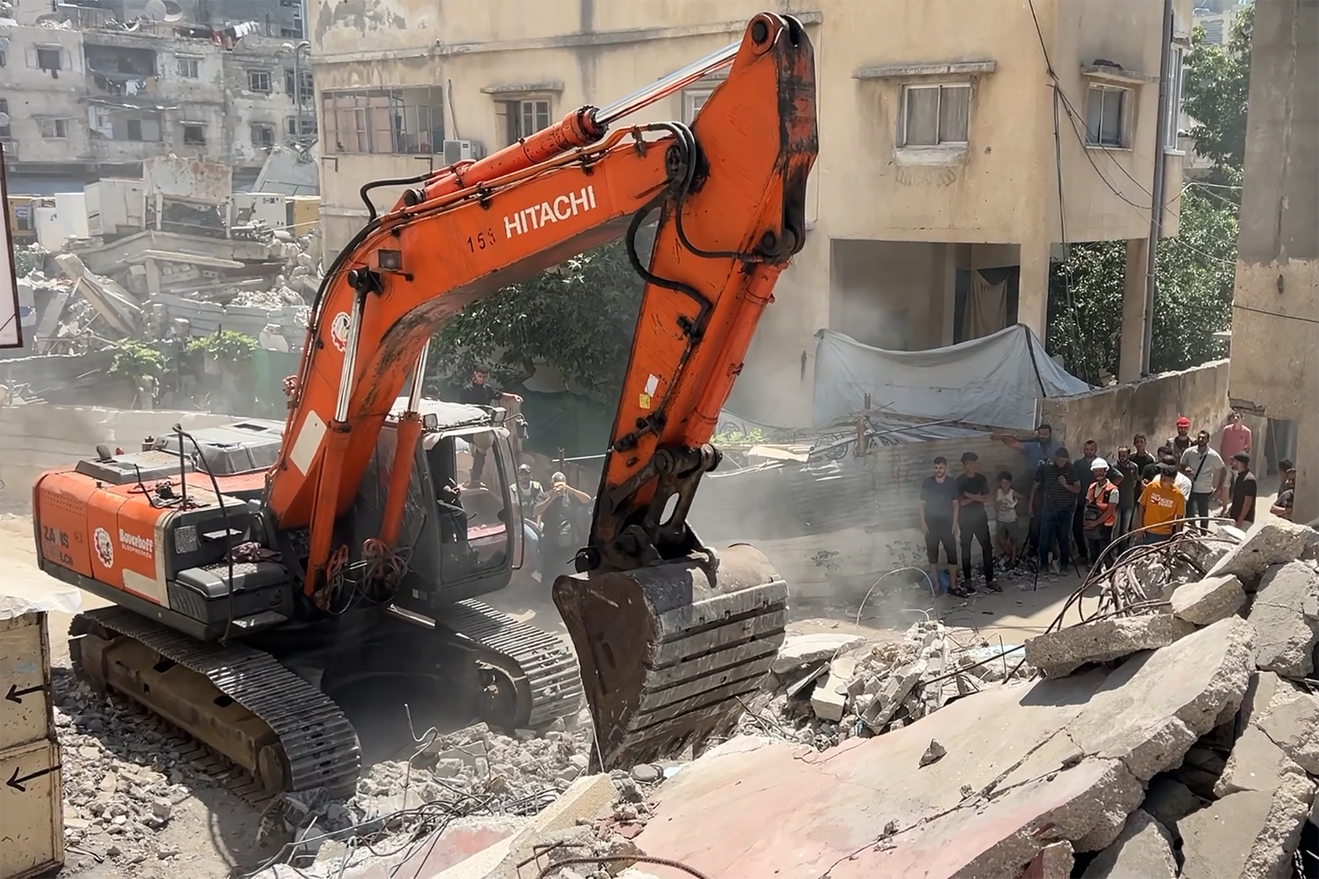 سباق مع الزمن في غزة.. حفار وحيد يواجه ركام الإبادة لاستعادة آلاف المفقودين