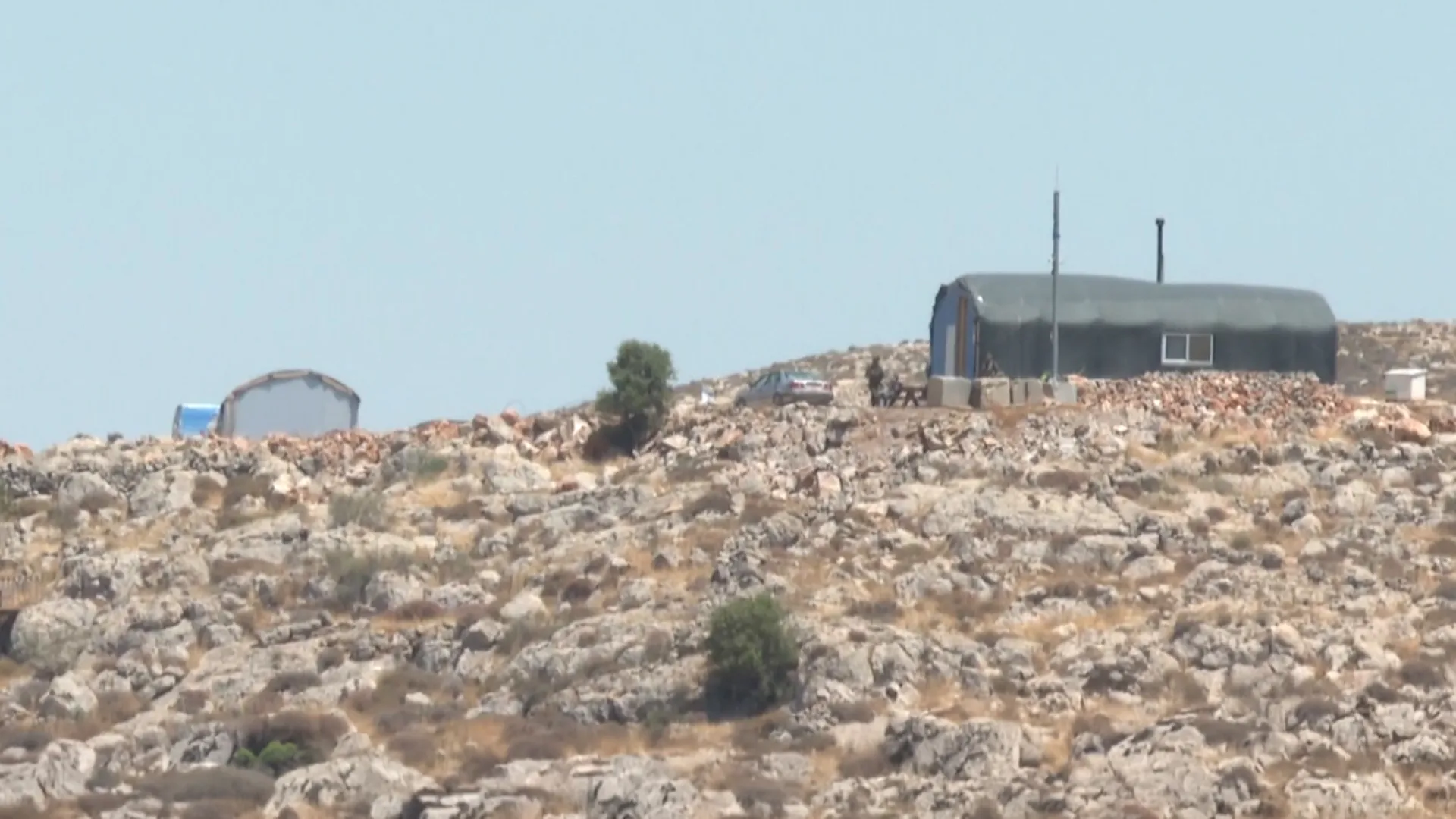 مستوطنون يغلقون اراضي المزارعين الفلسطينيين ويصعدون وتيرة التضييق الميداني